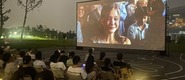 （亚洲美女插B视频精选转载）成都秋夜“新耍法”：到公园看坝坝电影